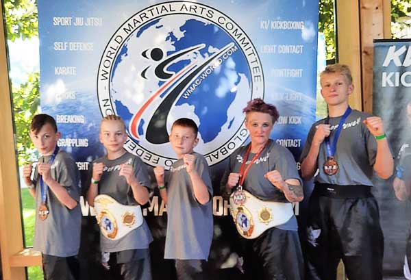 Mit zwei Titeln und drei Medaillen kehren die Lübecker Kickboxer in die Hansestadt zurück. Foto: World of Punch