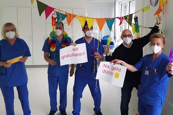 Das Team der Intensivstation an den Sana Kliniken Lübeck gratuliert den beiden Absolventinnen. Foto: Sana Kl. Alle Beteiligten wurden vor Aufnahme des Fotos negativ auf das Corona-Virus getestet.