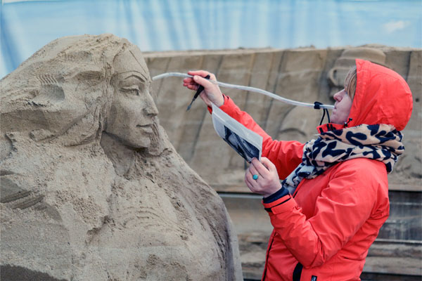 Die Sandskulpturen-Ausstellung in Travemünde 2023 lädt ein in die Welt des Film und Fernsehens: Wonder Woman wird auch zu Gast sein. Fotos: Sandskulpturen Travemünde