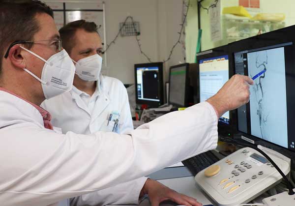 Prof. Dr. med. Jan Goltz und Dr. med. Jens Schaumberg freuen sich über die 500. Thrombektomie. Foto: Sana Kliniken Lübeck