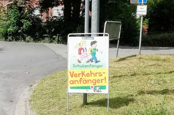 Die Gemeinde Stockelsdorf hat vor den Schulen Plakate mit einem Warnhinweis aufgestellt. Foto: G. Stockelsdorf