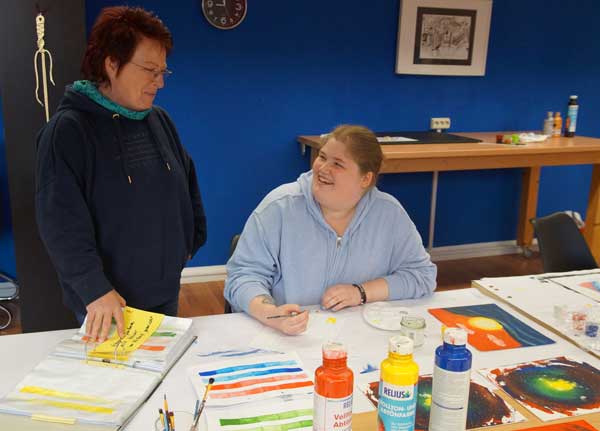 Selbstbewusstsein schaffen durch kreative Unikate: Ausbilderin Michaela Uhr (links) mit Lisa-Marie Kießling bei der Arbeit in der Kreativwerkstatt. Foto: Jobcenter Lübeck.
