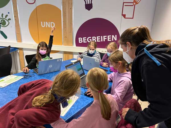 Die Mädchen der Kaland-Schule sind fleißig dabei ihre Aufgaben in Scratch zu lösen. Foto: TH Lübeck.