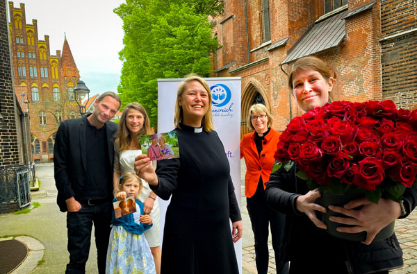Sarah Stützinger, Inga Meißner und Frauke Eiben waren unter anderem in Lübeck unterwegs, um mit Menschen zum Thema Segen ins Gespräch zu kommen. Foto: Bastian Modrow