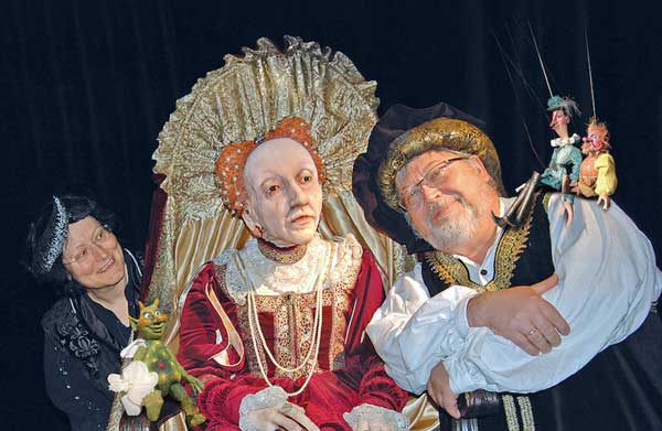 Zum Auftakt gibt es die Premiere von Cherry-picking Shakespeare – Perlen für die Königin
