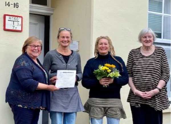 Von links: Schwester Obermeister Silke Morga, Bärbel Cornelissen, Tina Walcher (beide Mitarbeiterinnen des Frauenhauses), Doris Teegen (Mitglied der Rebekka Loge).