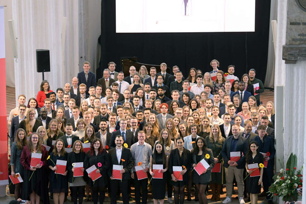 140 Absolventen der TH Lübeck feierten ihren Abschluss mit ihren Familien und Freunden vor Ort in der Petri Kirche. Foto: TH Lübeck