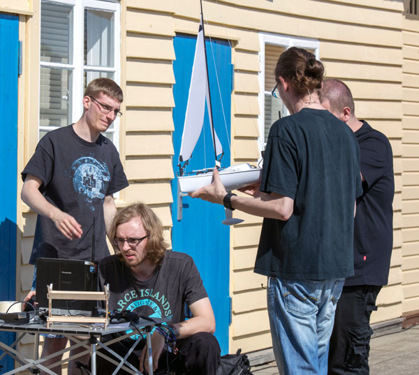 Unter anderem bereitet das „Softwaretechnik-Projekt“ die Studierenden der TH Lübeck auf die Berufspraxis vor. In einem vergangenen Projekt beschäftigten sich die Studierenden damit, einen autonom fahrenden Segler zu konzipieren. Foto: TH