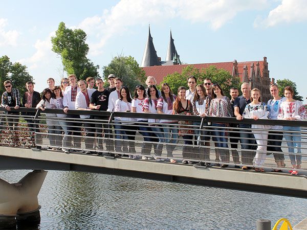 Die Verbindung besteht schon sehr lang: eine ukrainische Exkursionsgruppe aus Chernivtsi war unter anderem 2015 zu Besuch an der TH Lübeck. Foto: TH Lübeck