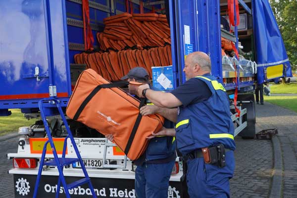 Die Helfer des THW verladen die ersten der insgesamt 800
Feldbetten für den Rücktransport. Fotos: Mobiler Führungsstab Schleswig-Holstein/THW