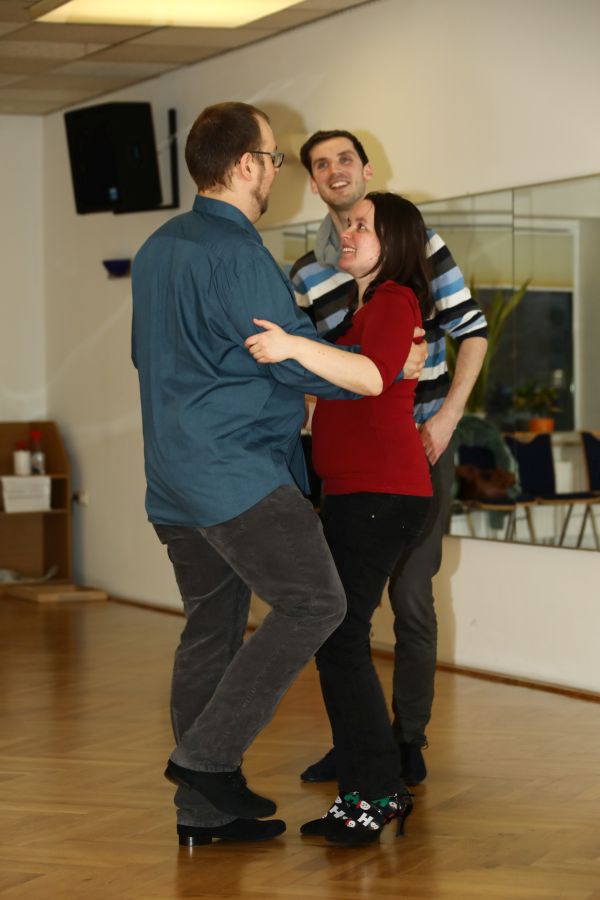 Ludwig Köppen unterrichtet Menschen mit Handicap im Tanzclub Hanseatic und bringt ihnen Grundschritte im Paartanz bei. Foto: Tanzclub Hanseatic
