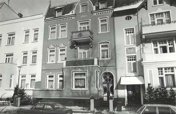 Erdrosselt wurde das Opfer in der Wohnung der Familie am Lübecker Marquardplatz 10. Fotos: LKA SH.