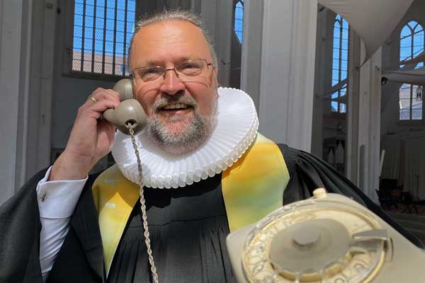 Seelsorge am Telefon: Pastor Frank Gottschalk leitet die TelefonSeelsorge Lübeck. Foto: Kirchenkreis