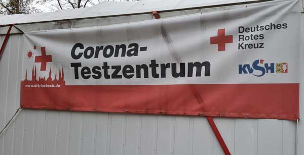 Das Corona-Testzentrum in der Von-Morgen-Straße in Lübeck ist jeden Tag von 13 bis 18 Uhr geöffnet, am 24. und 31. Dezember von 9 bis 14 Uhr. 
Foto: DRK Lübeck