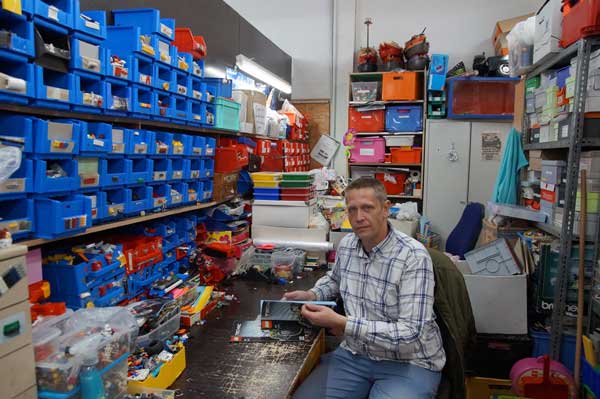 Umgeben von Lego-Steinen: Michael Thamm im Werkstattbereich der Toys Company. Foto: Jobcenter Lübeck