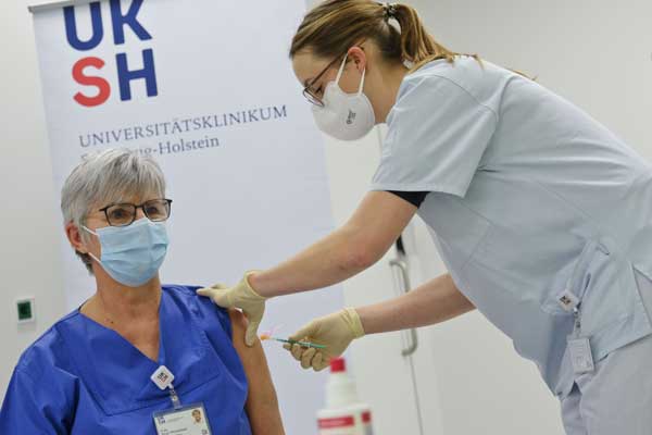 Die erste Impfdosis am Campus Kiel erhielt Birgit Michaelsen, Pflegerische Teamleitung in der Interdisziplinären Notaufnahme. Foto: UKSH