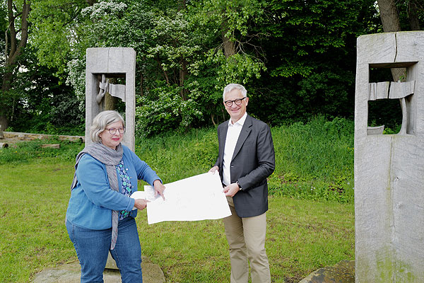Am Dienstag stellten Bettina Koch von der Unteren Naturschutzbehörde und Senator Ludger Hinsen das Verfahren vor. Foto: Karl Erhard Vögele