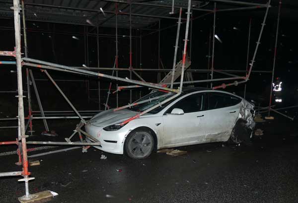 Eine  Teslafahrerin ist mit ihrem Fahrzeug in ein Baugerüst gekracht. Fotos: STE