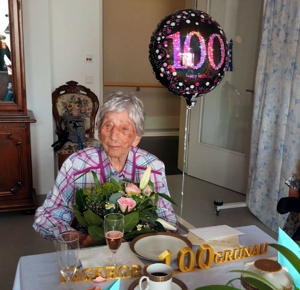 Ingeborg Grunau leitet bis zum Alter von 92 Jahren noch ein Hotel, seitdem lebt sie im Pflegezentrum Travemünde. Foto: Kristin Wendt