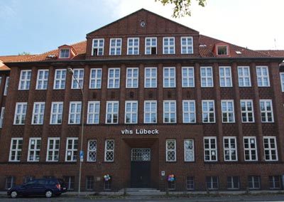 Aufgrund eines Systemwechsels können bei der Volkshochschule Lübeck (VHS) derzeit online keine Kursbuchungen angeboten werden. Foto: Archiv