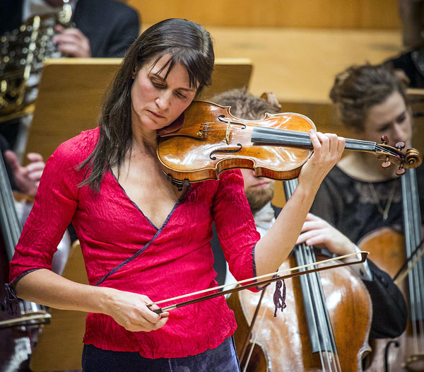 Viktoria Mullova ist beim 4. Sinfoniekonzert des Philharmonischen Orchesters der Hansestadt Lübeck zu Gast. Foto: Heike Fischer