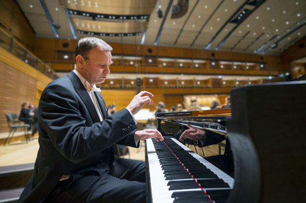Generalmusikdirektor Stefan Vladar leitete das Konzert mit fast 100 Musikern. Foto: Olaf Malzahn