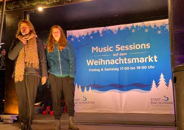 Eröffneten gemeinsam den Weihnachtsmarkt: Bürgermeisterin Dr. Katrin Engeln und Tochter Helene. Fotos: ews group, Lübeck.