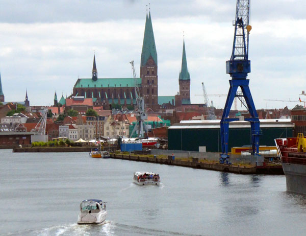 Der erste Kurs findet an der Warburg-Brücke mit Blick auf die Altstadt statt. Foto: Veranstalter