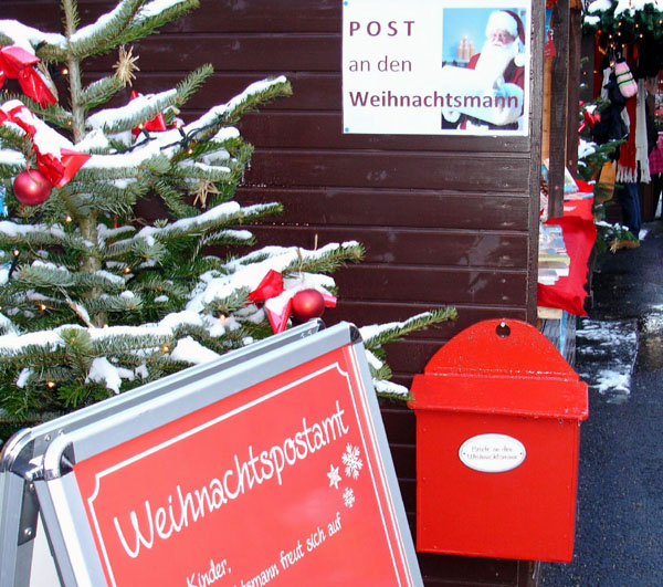 Kinder können ihre Briefe an den Weihnachtsmann noch bis Sonntag in den Briefkasten in der Breiten Straße einwerfen. Foto: LTM