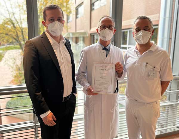 Von links: Geschäftsführer Dr. Christian Frank freut sich gemeinsam mit Chefarzt Prof. Dr. med. Joachim Weil und Dr. med. Udo Desch über das Zertifikat. Foto: Sana Kliniken Lübeck.