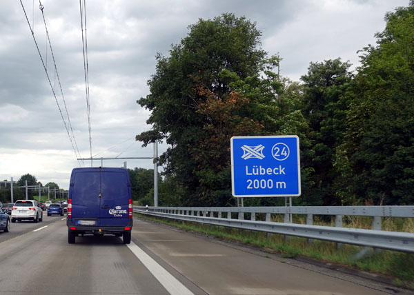 Am Autobahnkreuz Lübeck werden am Montag Büsche und Bäume beschnitten. Symbolbild: JW