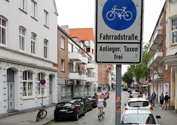 Statt mit E-Lieferwagen werden in Teilen Lübecks in Zukunft Pakete mit E-Lastenrädern ausgeliefert. Symbolbild