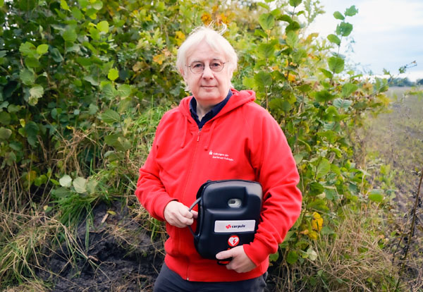 Jörg Schumacher,  Geschäftsführer der Stiftungen der Sparkasse, mit einem der automatischen Defibrillator. Foto: Stiftungen