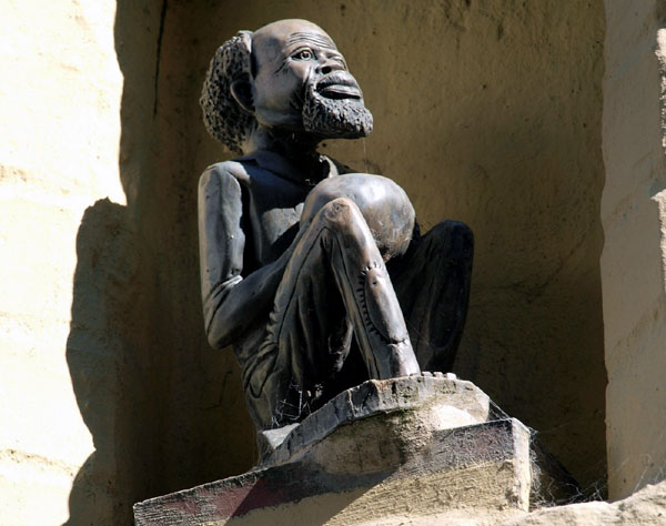Eine afrikanische Skulptur in der Kleinen Burgstraße 35. Foto: Till Skidzun