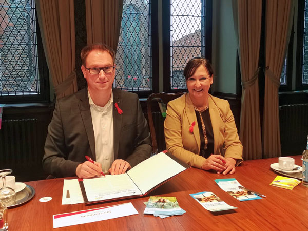 Bürgermeister Jan Lindenau und Senatorin Pia Steinrücke unterzeichneten am Dienstag die Deklaration. Foto: Hansestadt Lübeck