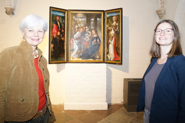 Museumsleiterin und Dagmar Täube Kuratorin Miriam Mayer stellten den sanierten Altar am Donnerstag vor. Fotos: JW