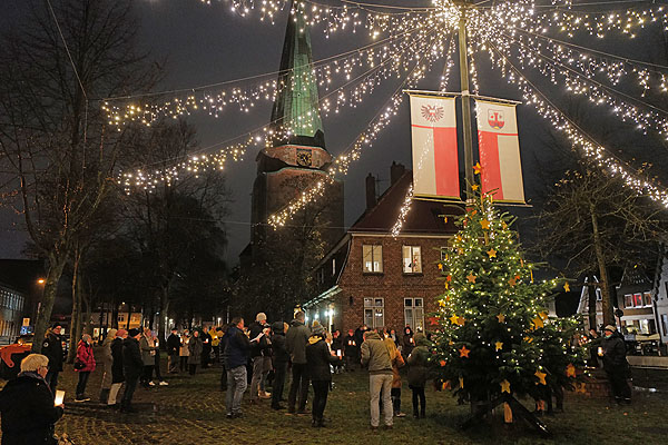 Zum 1. Advent wurde der Weihnachtsbaum vor der Kirche illuminiert. Fotos: Karl Erhard Vögele