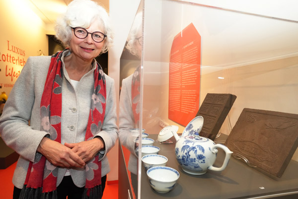 Dr. Dagmar Täube, Leiterin des St. Annen-Museums, erklärt die Geschichte des Tee-Genusses. Fotos, O-Ton: JW