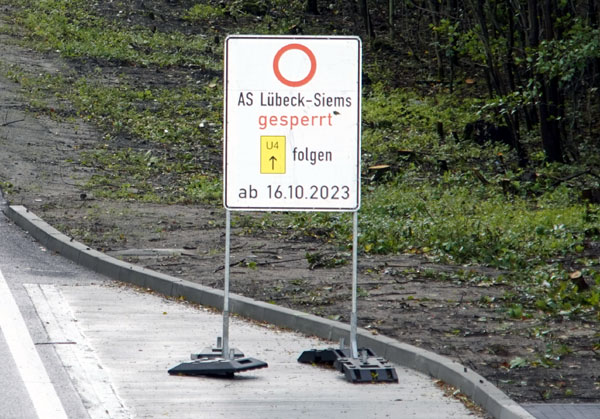 Zuerst wird die Ein- und Ausfahrt in Fahrtrichtung Travemünde gesperrt.