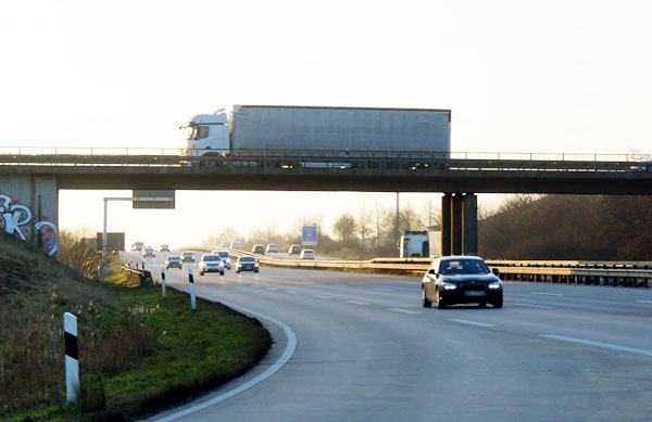 Die Sperrung der Autobahn bei Hamburg sollte gleichzeitig mit dem Brückenabriss bei Reinfeld erfolgen. Jetzt wird die A1 am Wochenende nur bei Reinfeld voll gesperrt. Foto: Oliver Klink