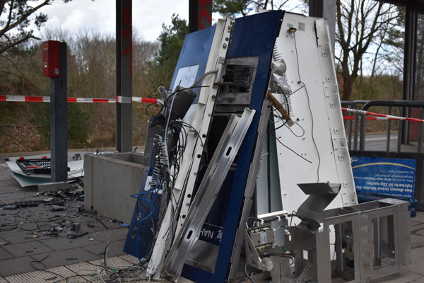 Nach der Sprengung eines Fahrkartenautomaten in Kücknitz sucht die Polizei Zeugen. Foto: Barbara Engl