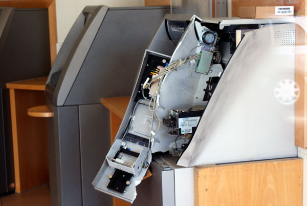 Der Automat wurde zerstört. An das Geld sind die Täter offenbar nicht gekommen. Fotos: Oliver Klink
