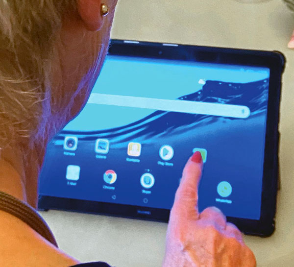 Die AWO bietet Unterstützung beim Umgang mit Smartphone und Tablet an. Foto: AWO