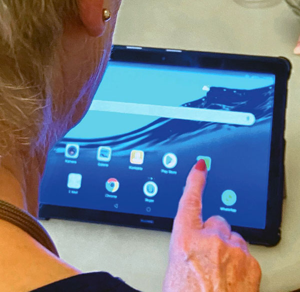 Jeden Mittwoch bekommen Senioren kostenlose Unterstützung beim Umgang mit Smartphone und Tablet. Foto: AWO