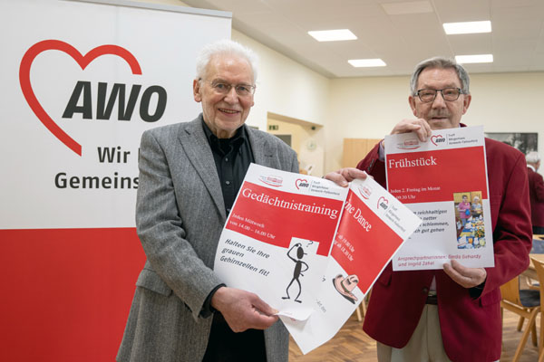 Hartmut Sörensen und Peter Rooks freuen sich über die Wiedereröffnung des Treffs. Foto: AWO