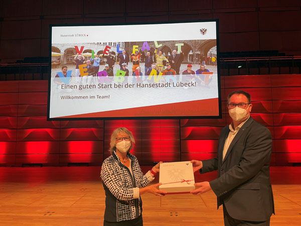 Ausbildungsleiterin Gunda Lampe und Bürgermeister Jan Lindenau begrüßten die Nachwuchskräfte in der MuK. Foto: Hansestadt Lübeck