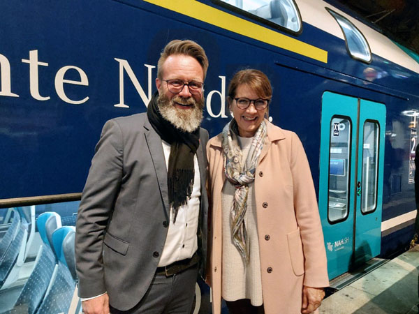 Minister Claus Ruhe Madsen und die DB-Konzernbevollmächtigte Manuela Herbort stellten die neuen Doppelstockwagen vor. Fotos: DB AG / Uwe Miethe