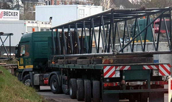 Am Freitagmorgen wurde der 500 Tonnen Kran geliefert, der die Brückenteile einheben soll. Fotos: Oliver Klink