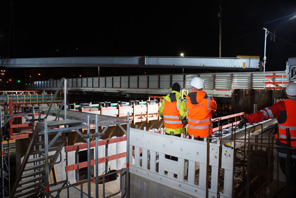 Bis Donnerstag werden nachts jeweils zwei Teile der neuen Fahrbahn der Bahnhofsbrücke eingehoben. Fotos: Oliver Klink