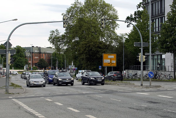 Vom Lindenplatz kommend sollen Autofahrer beide Spuren bis zur Ampel nehmen. Fotos: VG/JW